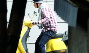 Mihai pare uşor  nedumerit de ceva   Oare o fi la prima  experienţă pe un  astfel de vehicul? jpeg