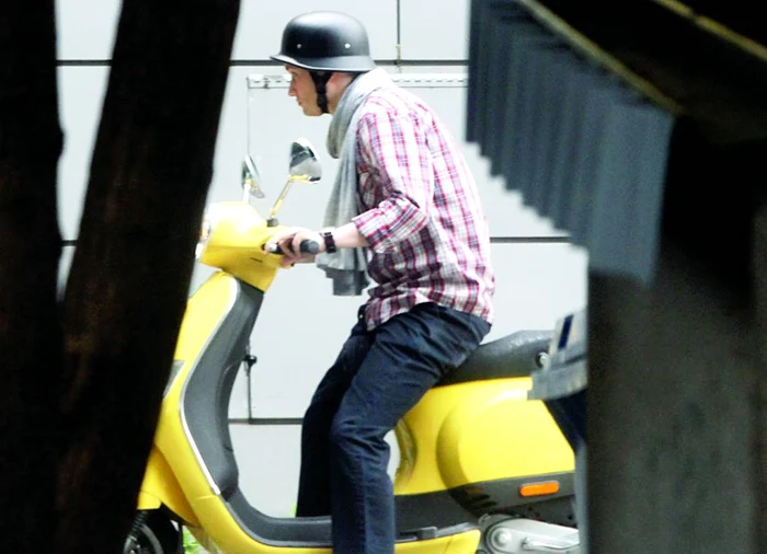 Mihai pare uşor  nedumerit de ceva.  Oare o fi la prima  experienţă pe un  astfel de vehicul?