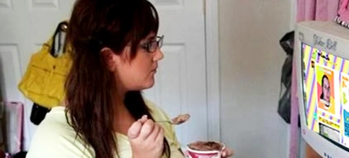 
    Iată o tânără pe care n-o interesează silueta absolut deloc.  