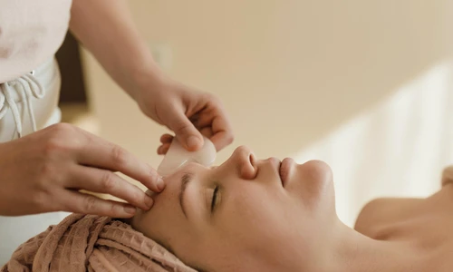 1 femeie la masa facial jpg jpeg