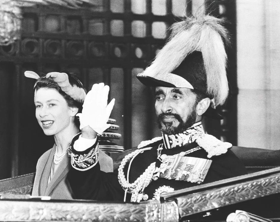 Regina Elisabeta a II-a a Marii Britanii îl primește în vizită la Londra pe Haile Selassie I, 1954
