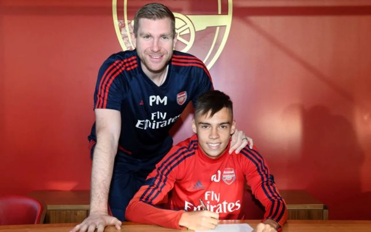 Cătălin Cîrjan, 17 ani, a semnat primul contract ca profesionist, la 17 ani, făcând pasul spre echipa mare a lui Arsenal. Foto: arsenal.com