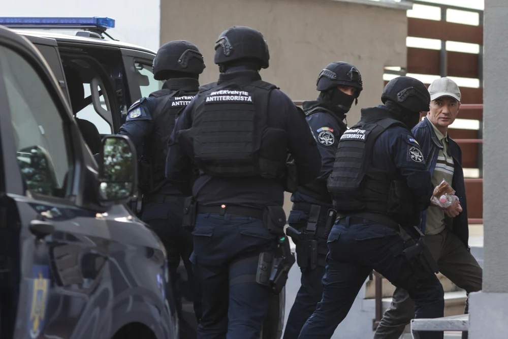 Fostul director SIS, reținut pentru tentativă de trădare, dus la instanță cu propunere de arestare preventivă