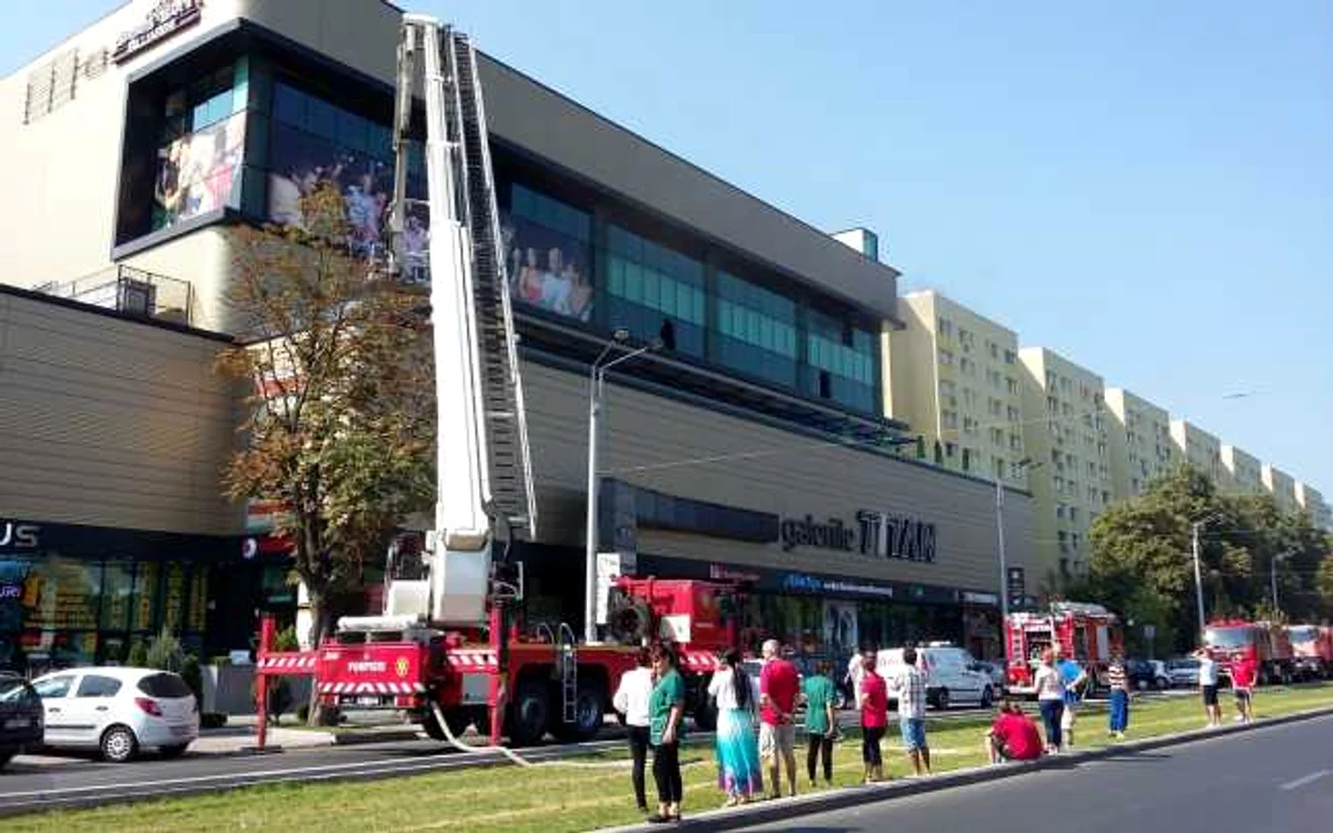 Pompierii au intervenit cu cinci autospeciale pentru a stinge incendiul