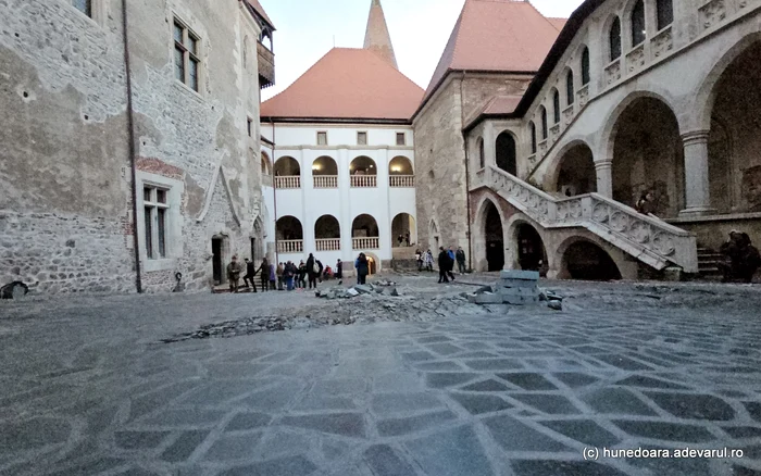Curtea Castelului Corvinilor din Hunedoara, după lucrări. Foto: Daniel Guță. ADEVĂRUL