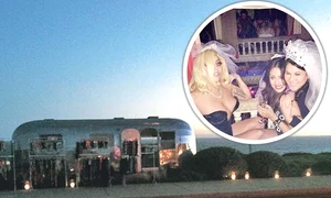 Chiar dacă arăta bine, piscina  umplută cu sânge nu i a  îmbiat pe invitaţii care  au petrecut până în zori jpeg