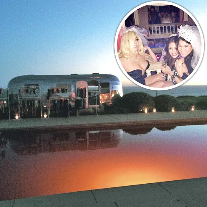 Chiar dacă arăta bine, piscina  umplută cu sânge nu i-a  îmbiat pe invitaţii care  au petrecut până în zori