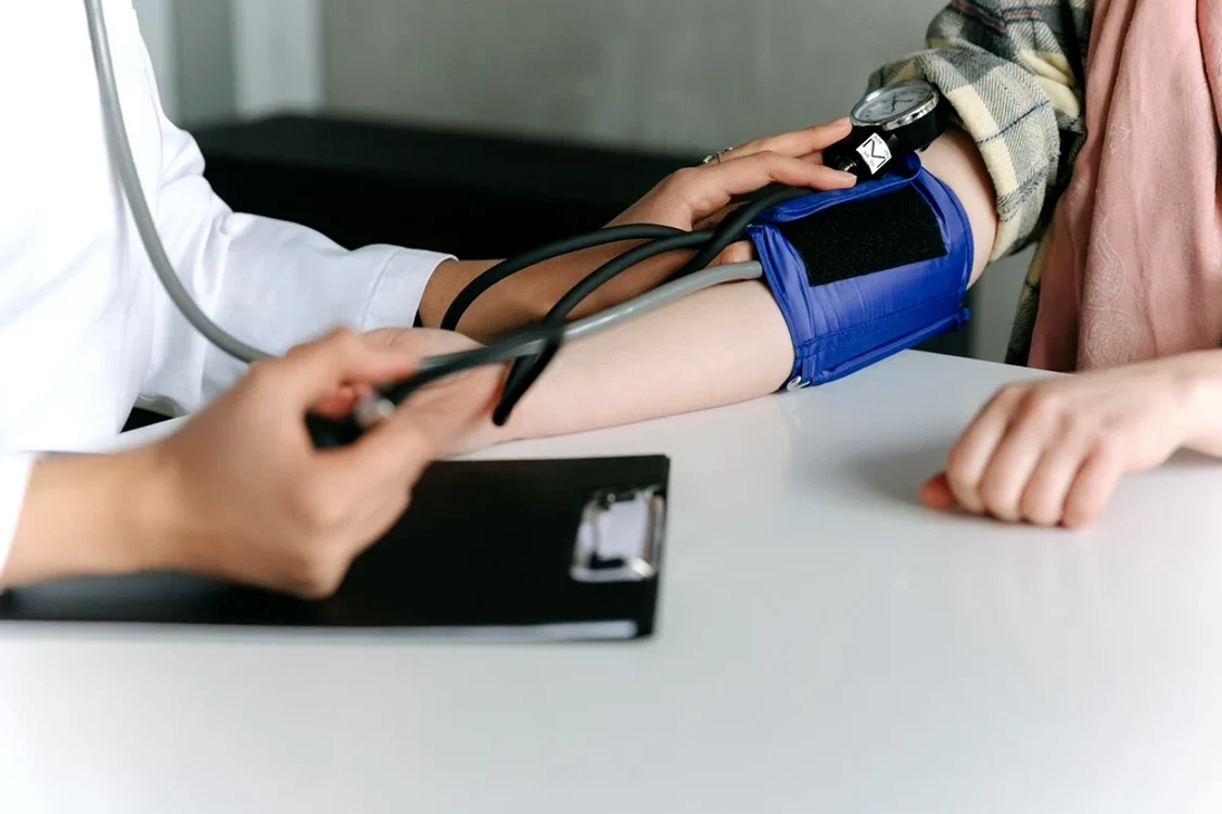 Este important să țineți sub control hipertensiunea arterială. Foto: Pexels