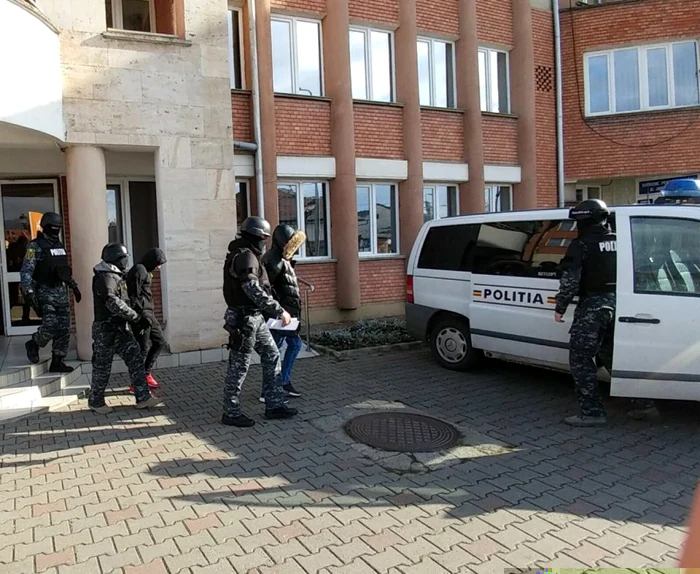 Bărbaţii au fost reţinuţi de către poliţişti
