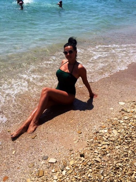 Vacanţa îi prieste Laviniei Pârvă. Iute ce bronz perfect şi ce siluetă şi-a etalat pe malul mării