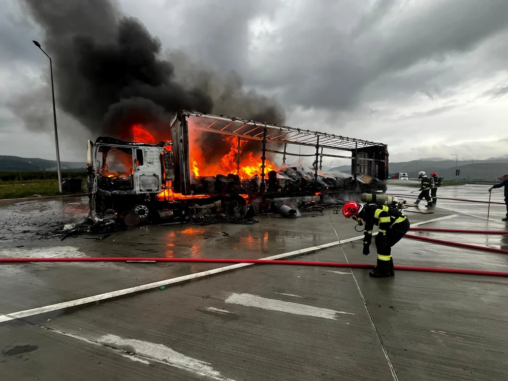 TIR în flăcări într-o parcare din Boița Sibiu la ieșirea de pe A1 pe DN7 Foto ISU Sibiu