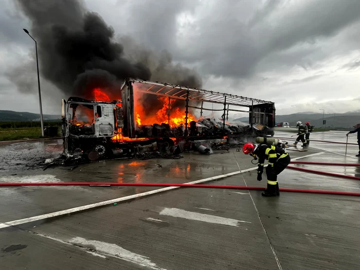 TIR în flăcări într-o parcare din Boița Sibiu la ieșirea de pe A1 pe DN7 Foto ISU Sibiu