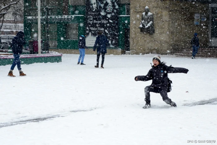 Până la sfârşitul anului vor apărea ninsori în aproape toate regiunile României, foto IPN