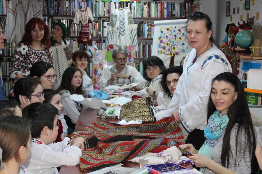 Altițe de Galați. Povestea femeilor care cos istoria pe cămăși tradiționale