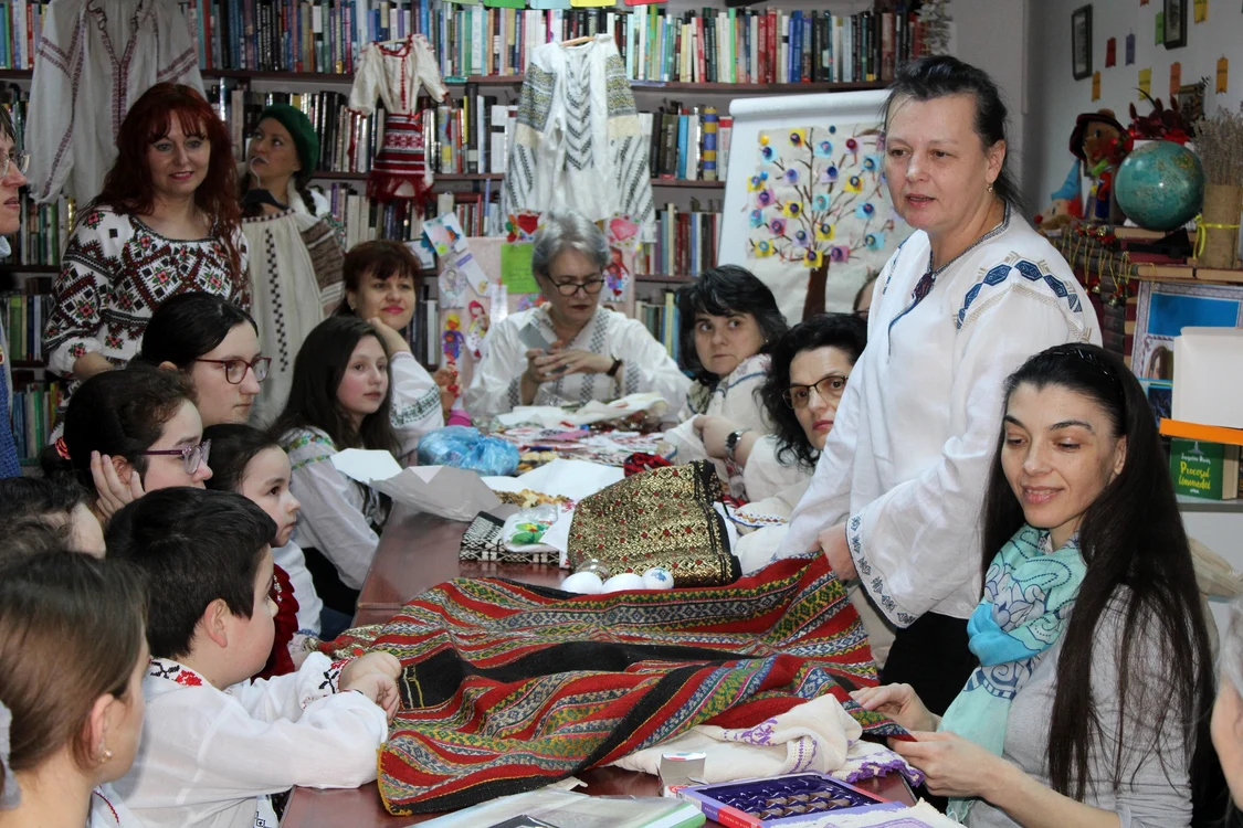 Din ce în ce mai mulți copii sunt atrași către coaserea cămășilor tradiționale FOTO Altițe de Galați