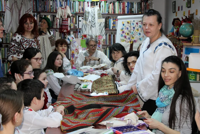Din ce în ce mai mulți copii sunt atrași către coaserea cămășilor tradiționale FOTO Altițe de Galați
