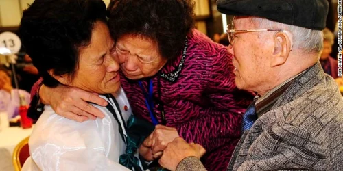 Familiile din Coreea de Nord şi cea de Sud separate timp de şase decenii din cauza războiului în peninsulă se reunesc joi în cadrul unui eveniment emoţionant FOTO Getty Images