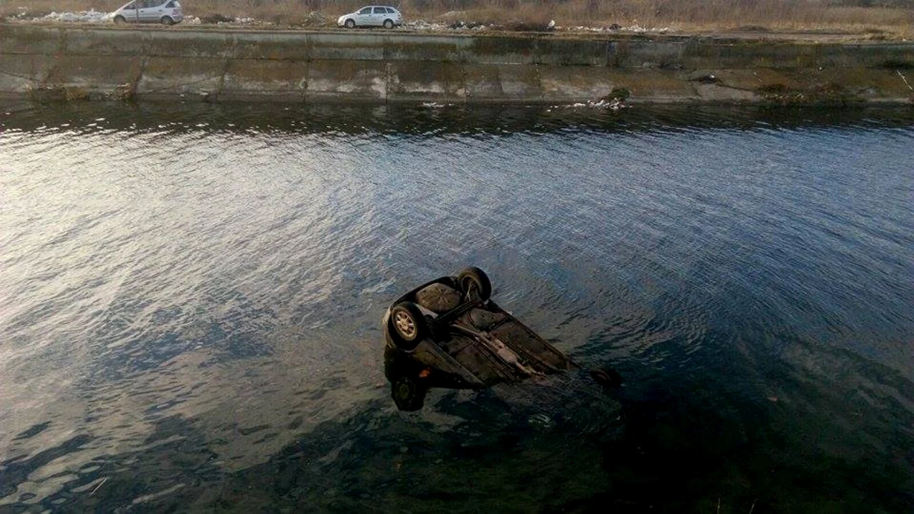Maşina a căzut în DâmboviţaFoto: Andreea Dancu