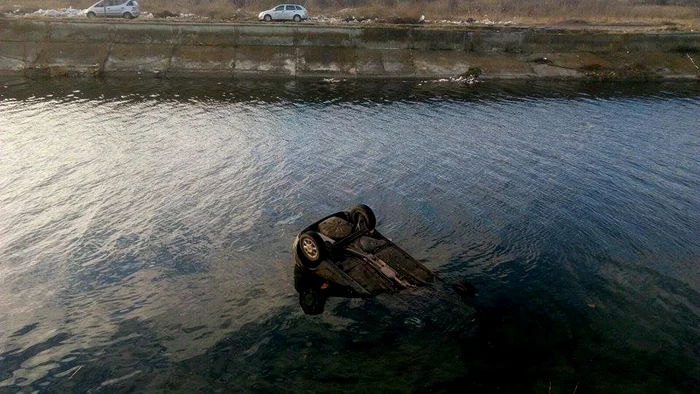 
    Maşina a căzut în DâmboviţaFoto: Andreea Dancu  