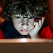 Copil online laptop FOTO Shutterstock jpg