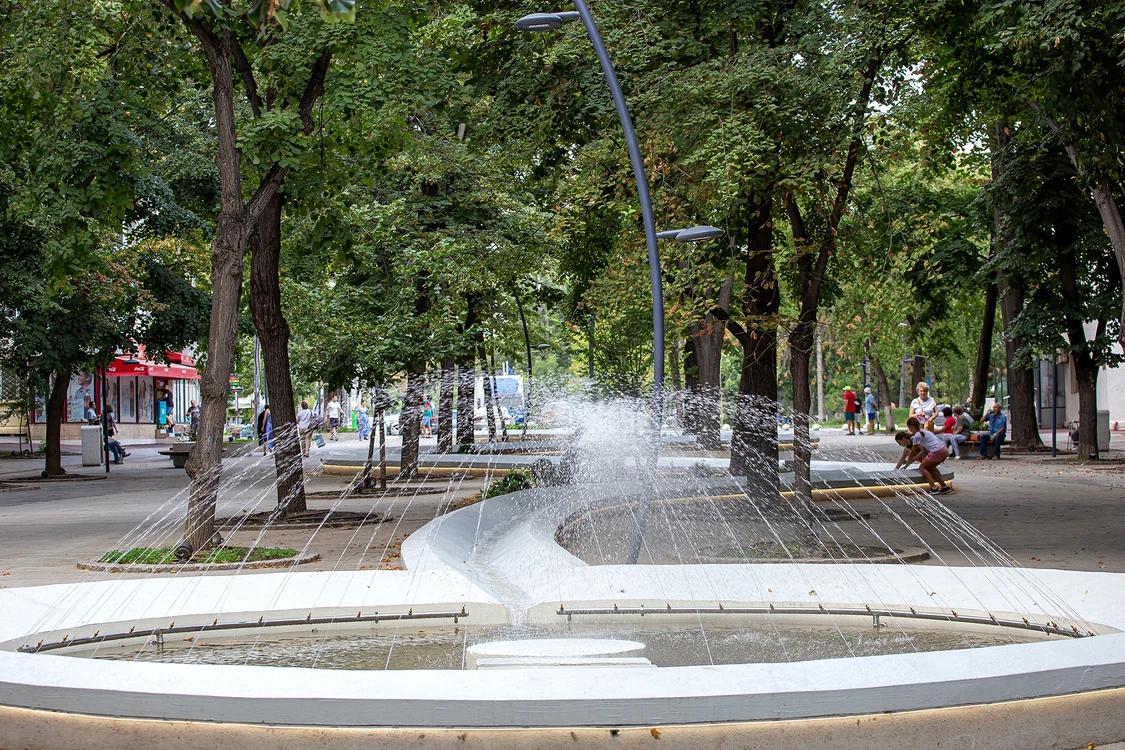 Curs de apă pe o alee de promenadă a Galațiului FOTO: Primăria Galați