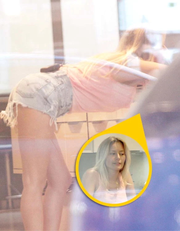 Laura Cosoi s-a aplecat în unghi de 90 de grade, lăsându-şi la vedere fesele bombate. Trecătorii care au zărit-o la geam au fost fericiţiFoto: Mihai Ionescu