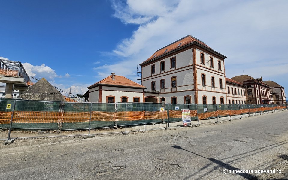 Gara Simeria, monument de la 1901, se transformă radical. Cum arată acum clădirea de epocă a nodului feroviar VIDEO