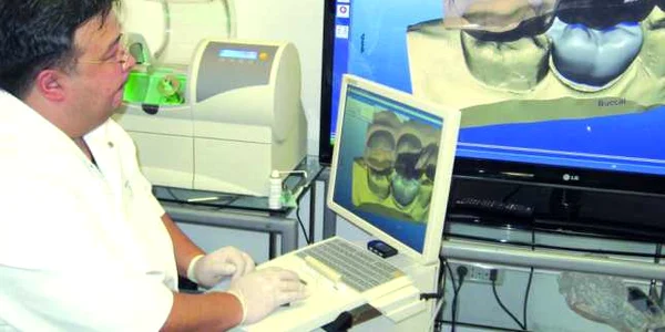 Doctorul Taner Chemal face o demonstraţie cum se realizează un dinte în câteva minute