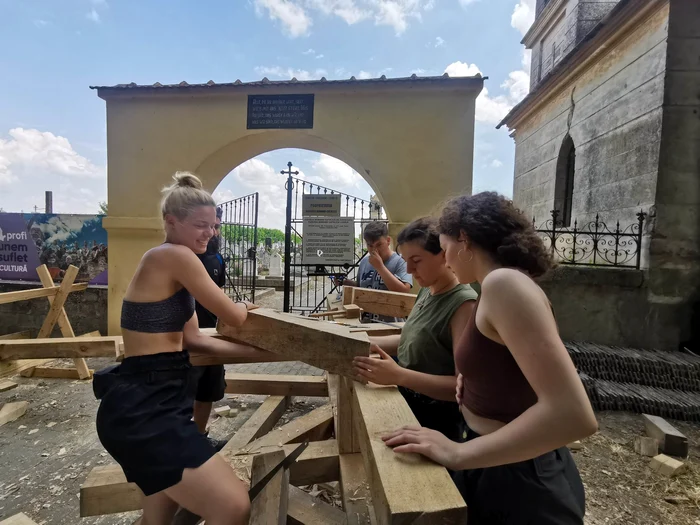 Ambulanța pentru Monumente la Bulgăruș FOTO Ștefan Both