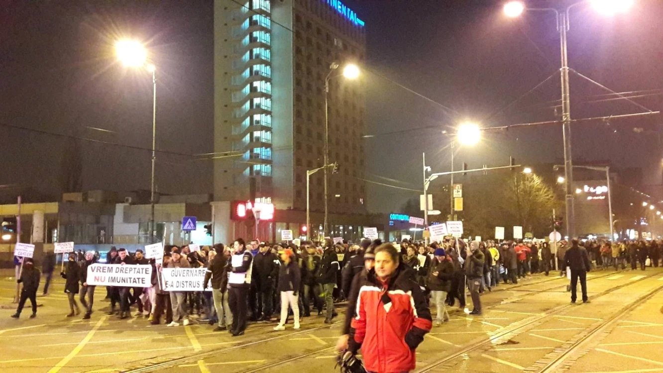 Protestul din urmă de la Timişoara a adunat în Piaţa Operei din oraş mii de persoane FOTO Ştefan Both