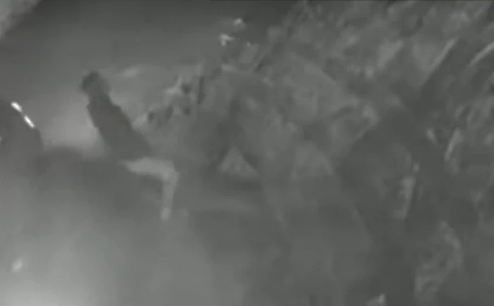 Șoferul a scos cadavrul de sub masină și a plecat. FOTO Captură video Știrile ProTV