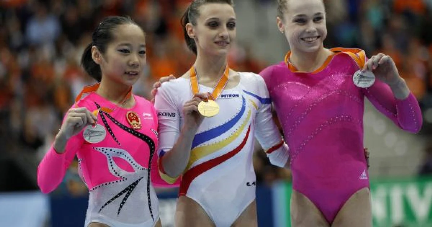 Podiumul la bârnă: 1. Ana Porgras (Romania) - 15.366 2. Rebecca Bross (SUA) - 15.233 2. Linlin Deng (China) - 15.233