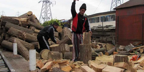 Giurgiuvenii de la case au început deja să se aprovizioneze cu lemne şi cărbuni