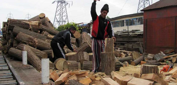 Giurgiuvenii de la case au început deja să se aprovizioneze cu lemne şi cărbuni