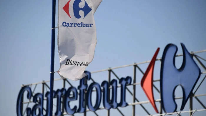 Sigla Carrefour pe un supermarket