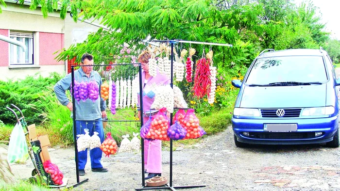 Funiile de ceapă,  usturoi sau paprika, frumos aliniate în faţa  porţii lui Lajos  Unterverg, îţi iau ochii
