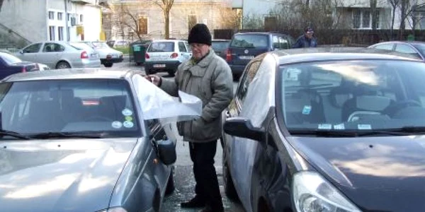 Bucata din schela luată de vânt a spart geamurile celor două maşini şi a rupt oglinda retrovizoare de la una dintre ele