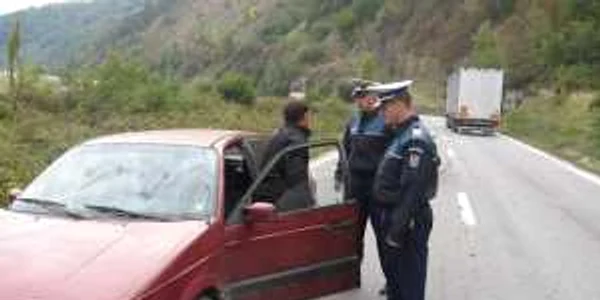 Angajaţii de la Interne distribuie fluturasi prin care indeamna populatia sa nu dea si sa nu primeasca mita