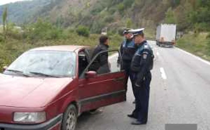 Angajaţii de la Interne distribuie fluturasi prin care indeamna populatia sa nu dea si sa nu primeasca mita