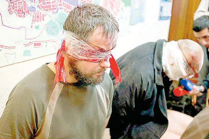 Imaginile şocante cu cei trei prizonieri dezbrăcaţi şi legaţi  au făcut înconjurul lumii (Fotografii: Reuters)