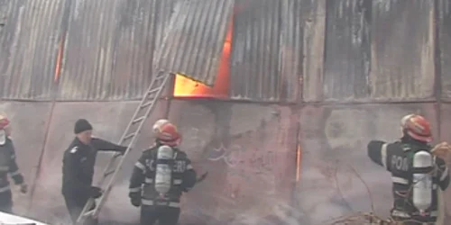 Pompierii n-au reuşit să salveze aproape nimic