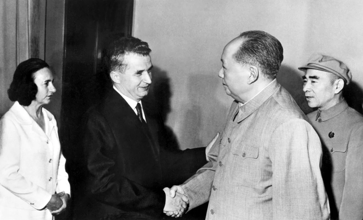 Sub culoarea roșie: Ceaușescu și Mao Zedong. FOTO: AFP