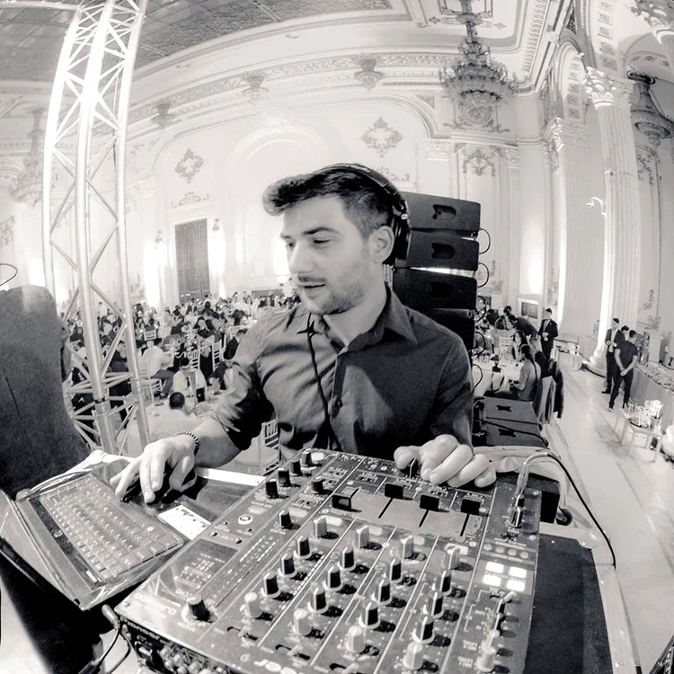
    Lucian Boiangiu era un Dj renumit în cluburile din Bucureşti  