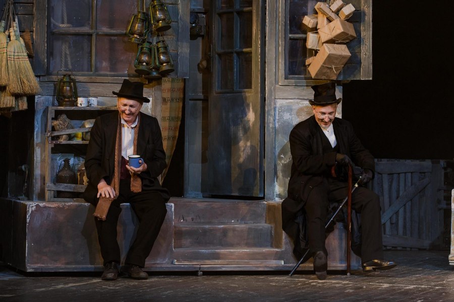 Teatrul nu intră în vacanță: piese și actori renumiți pe marile scene. Ce puteți vedea în luna iulie