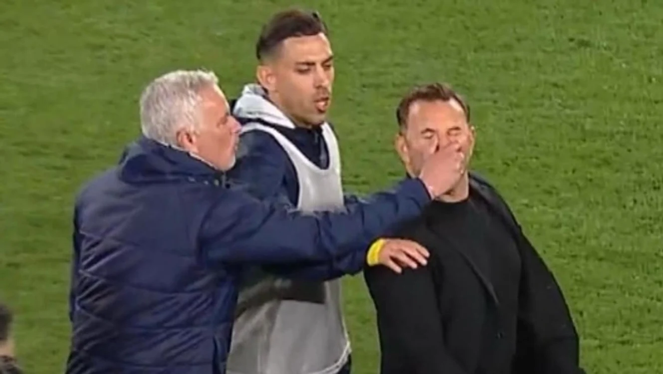 Mourinho l-a laut de nas pe Buruk   FOTO Captură video