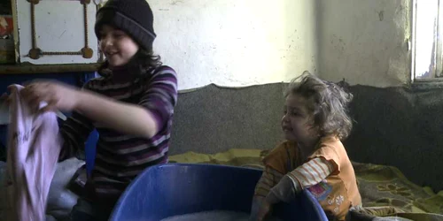 Cei nouă fraţi abia au ce mânca