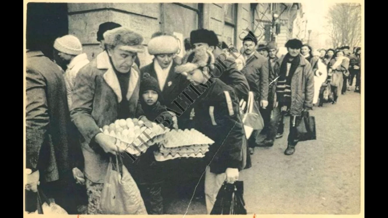 Oamenii stăteau la cozi în comunism FOTO Adevărul