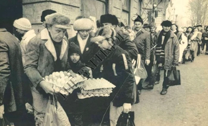 Cozi la ouă în comunism FOTO: Arhivă