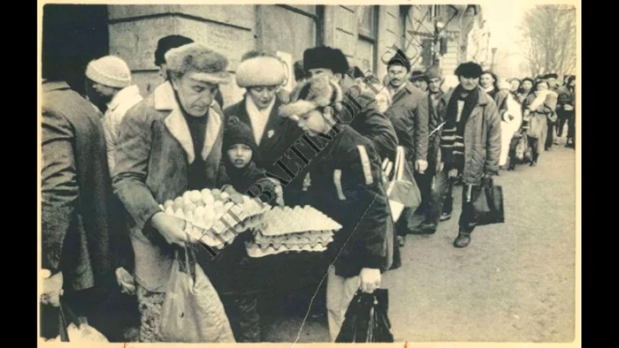 Oamenii stăteau la cozi în comunism FOTO Adevărul