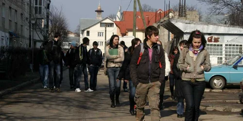 Elevii de liceu care provin din familii nevoiaşe vor primi câte 180 de lei de la stat